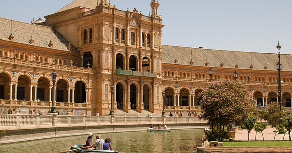 Find Seville cheesemakers with tours and family visits